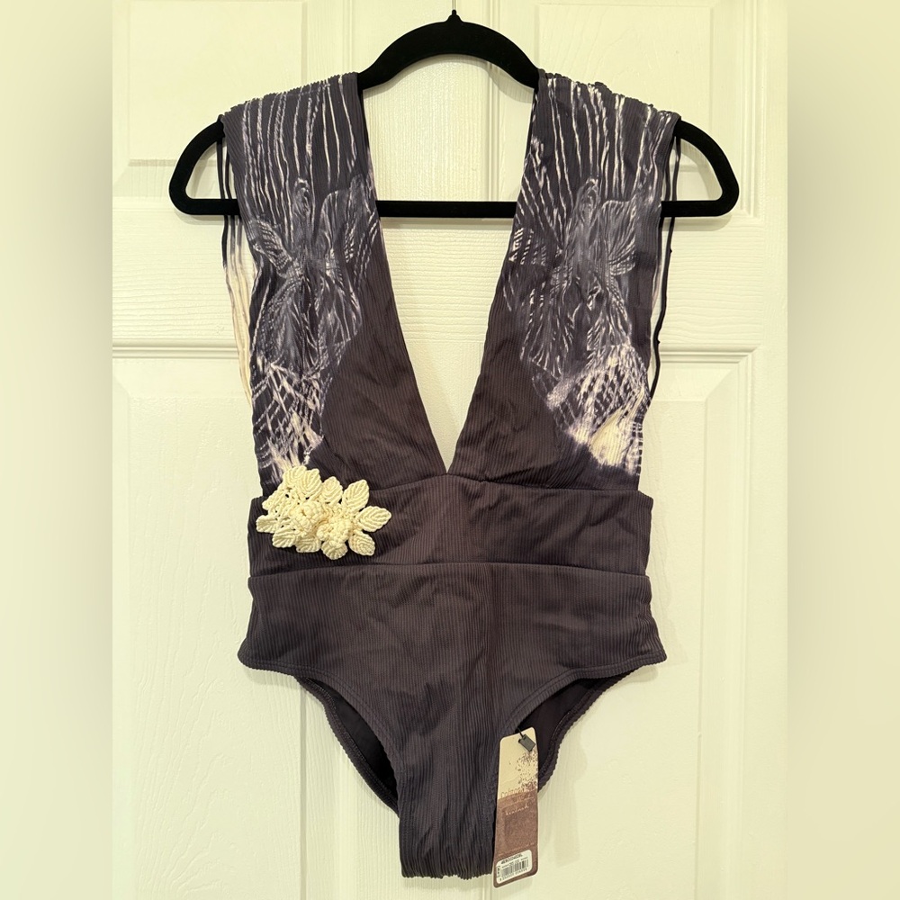 Entreaguas deep v one piece L purple NWT